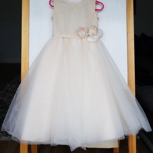 love this dress my daughter used it once. It's sma